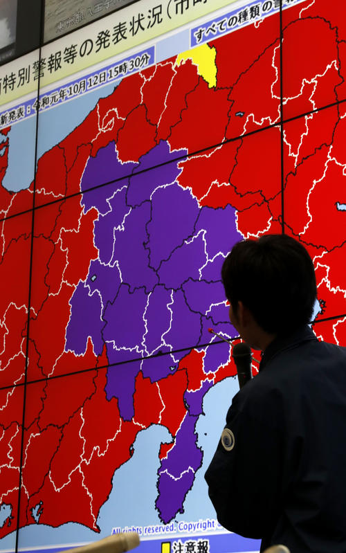 午後4時35分、記者会見で台風19号の影響で大雨特別警報が発表された地域を示す東京管区気象台の担当者（共同）