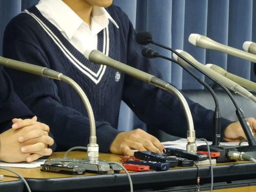 大学入学共通テストへの国語記述式問題の導入中止を求め、記者会見した首都圏の高校生（共同）
