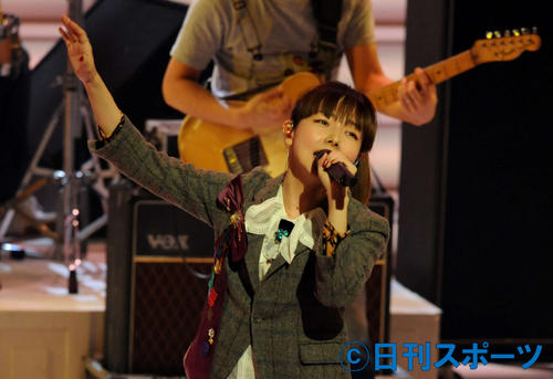 第61回NHK紅白歌合戦で歌うaiko（2010年12月31日）