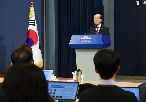 日韓の軍事情報包括保護協定（GSOMIA）について記者会見する韓国大統領府の金有根・国家安保室第1次長（共同）