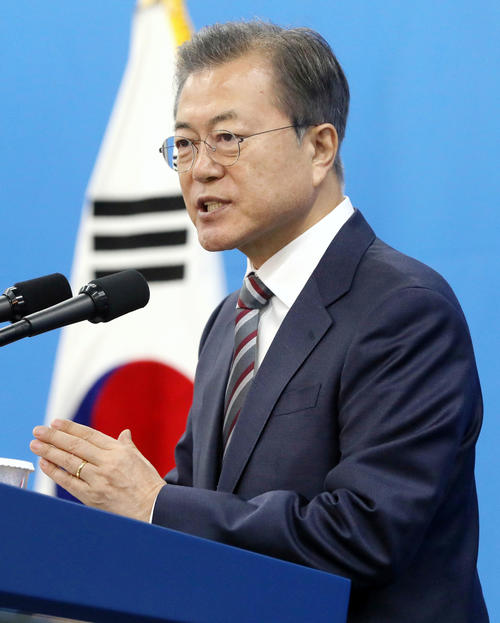 22日、韓国・天安で演説する文在寅大統領。韓国大統領府は同日夕、GSOMIAを当分維持することを決めたと発表した（聯合＝共同）