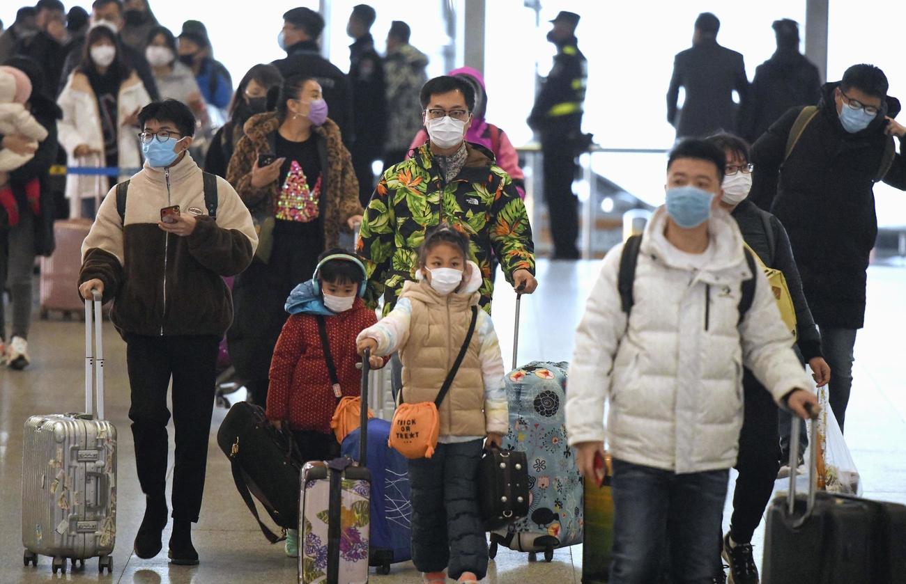 北京首都国際空港でマスク姿の旅行客ら（共同）