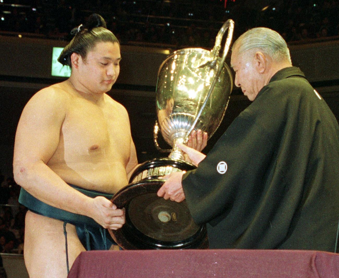 初優勝で二子山理事長（初代若乃花）から賜杯をうける貴花田（貴乃花）（1992年1月26日撮影）