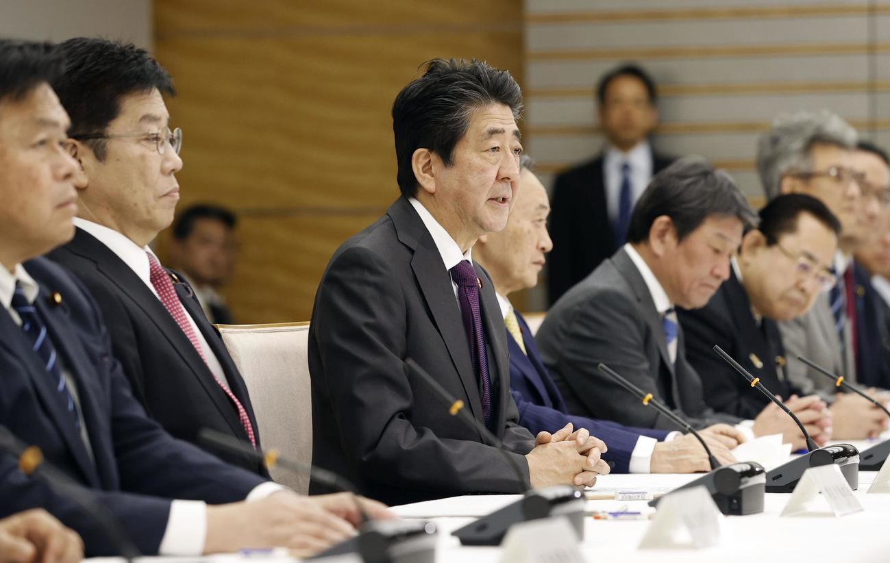 新型コロナウイルス感染症対策本部会合であいさつする安倍首相（左から3人目）（共同）