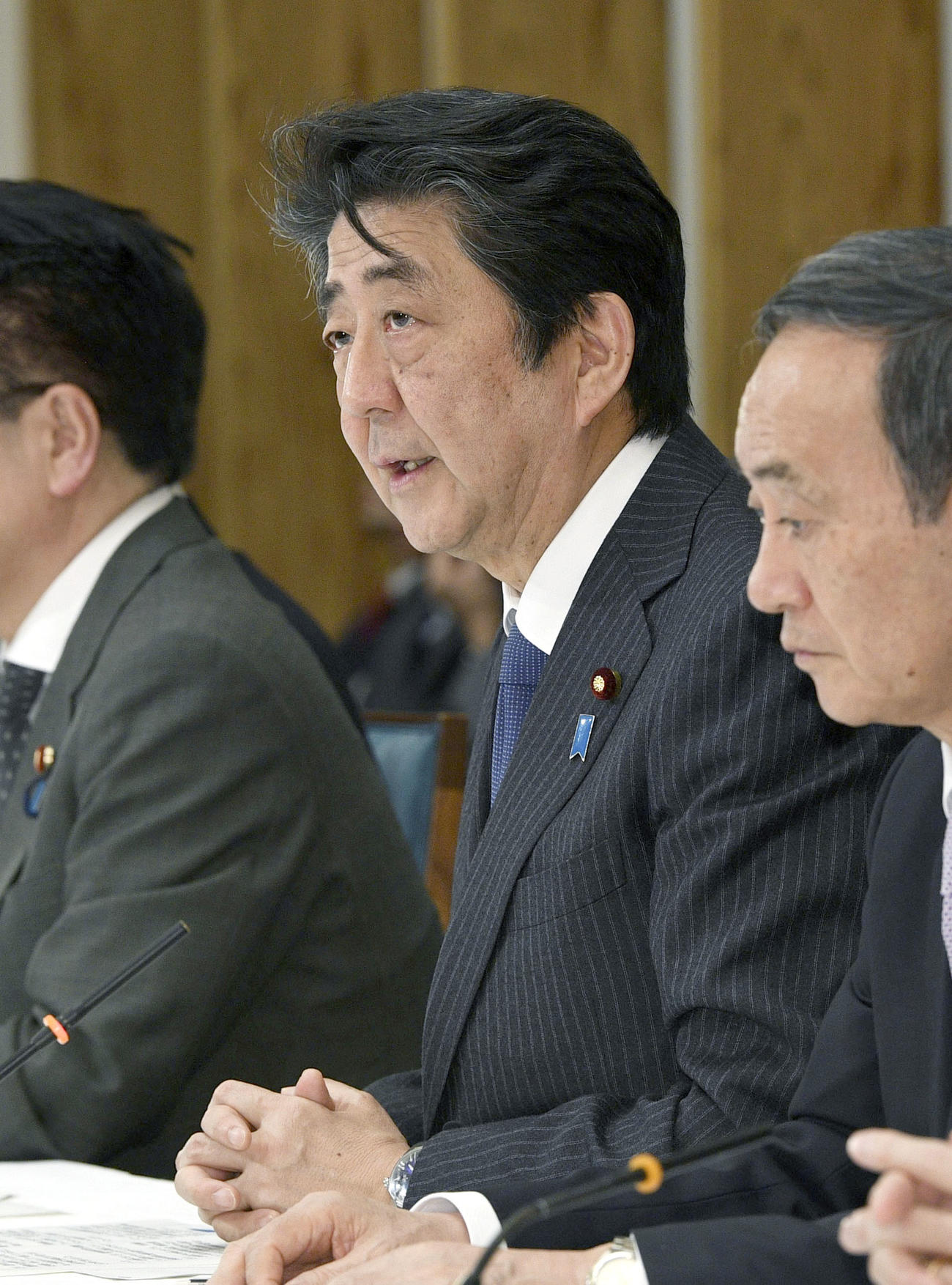 首相官邸で開催された新型コロナウイルス感染症対策本部会合で発言する安倍首相（共同）