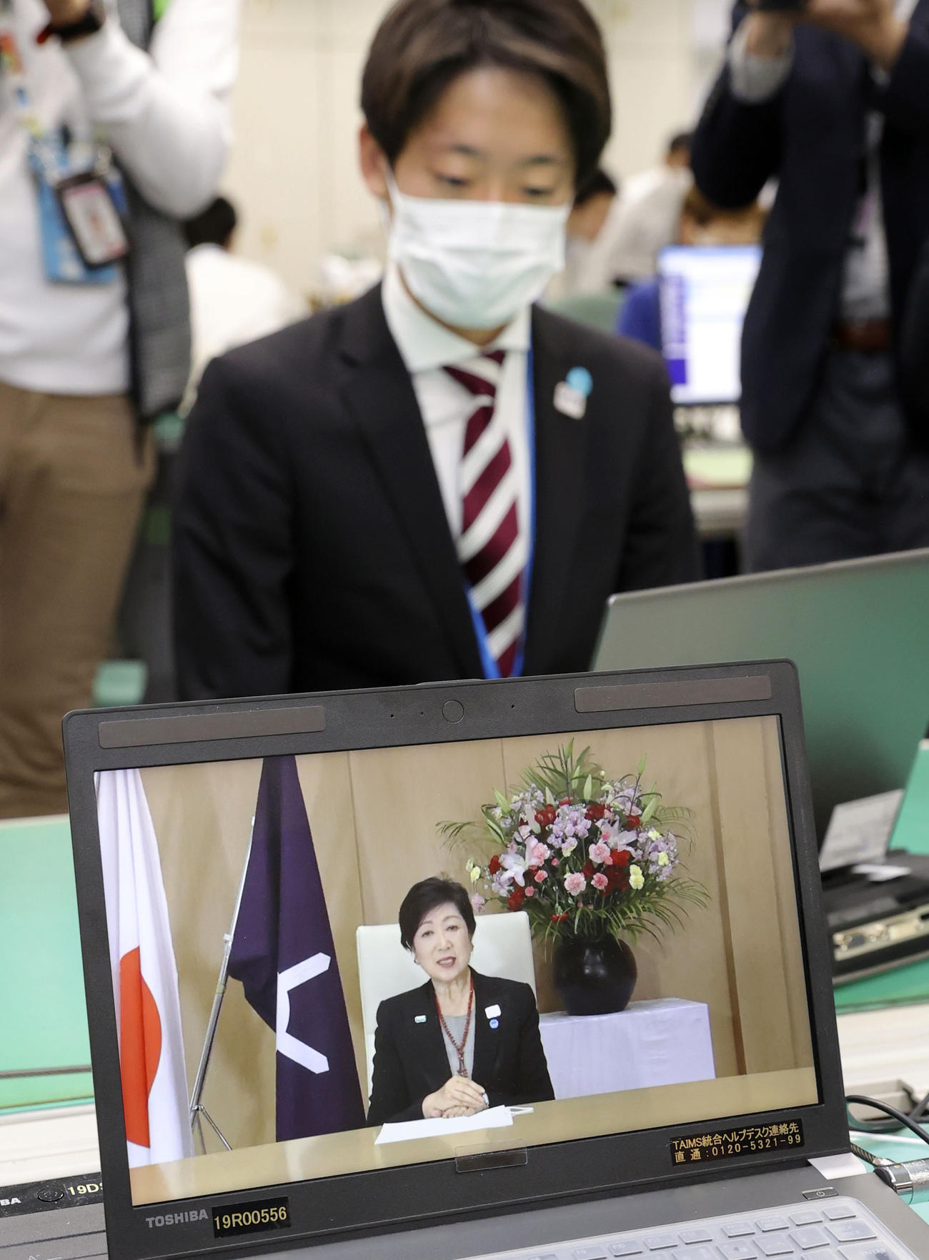 新型コロナウイルス感染拡大の影響で入都式が中止となり、配信された小池百合子知事のビデオ中継（共同）
