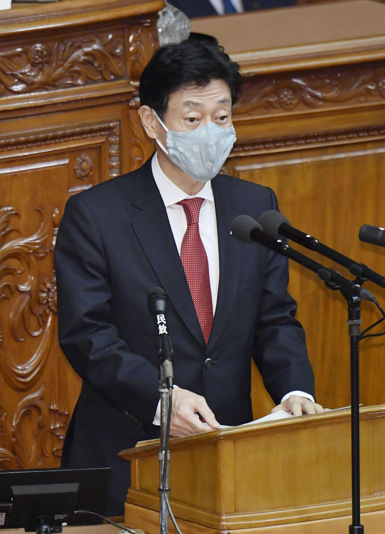 衆院本会議で答弁する西村経済再生相（共同）