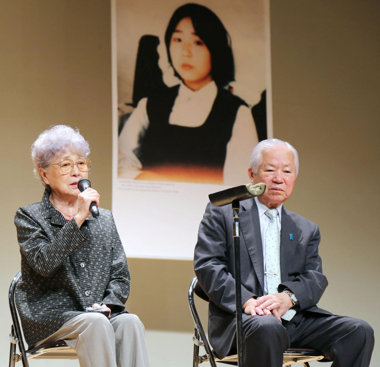 14年9月、横田めぐみさんの写真の前で講演する横田滋さん（右）、早紀江さん夫妻（共同）
