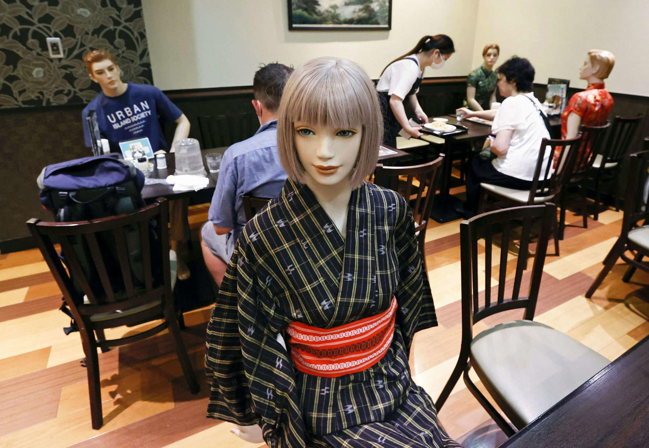 東京都北区の中華料理店「麒麟菜館」では来店客が密集しないように、客席にマネキンを座らせている（共同）
