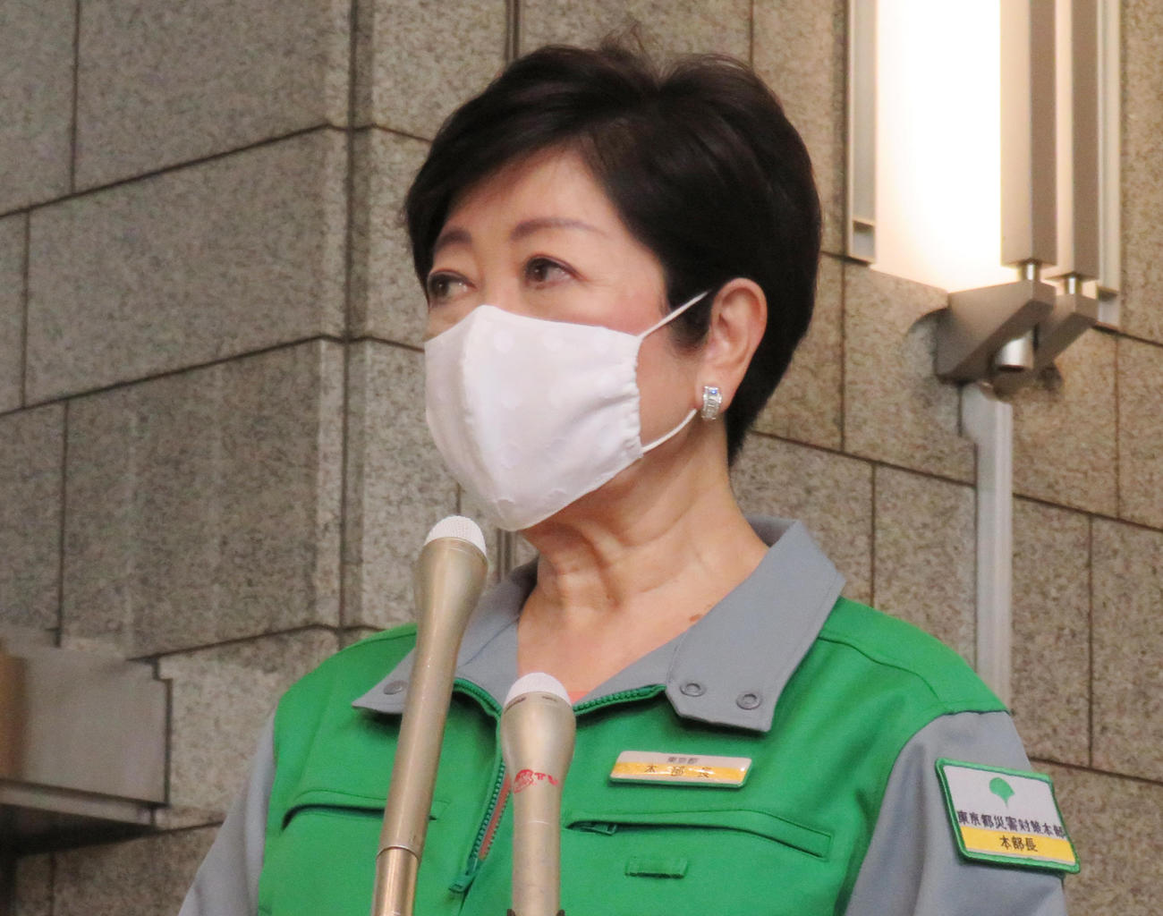 退庁時に報道陣の取材に応じた、東京都の小池百合子知事（撮影・佐藤勝亮）