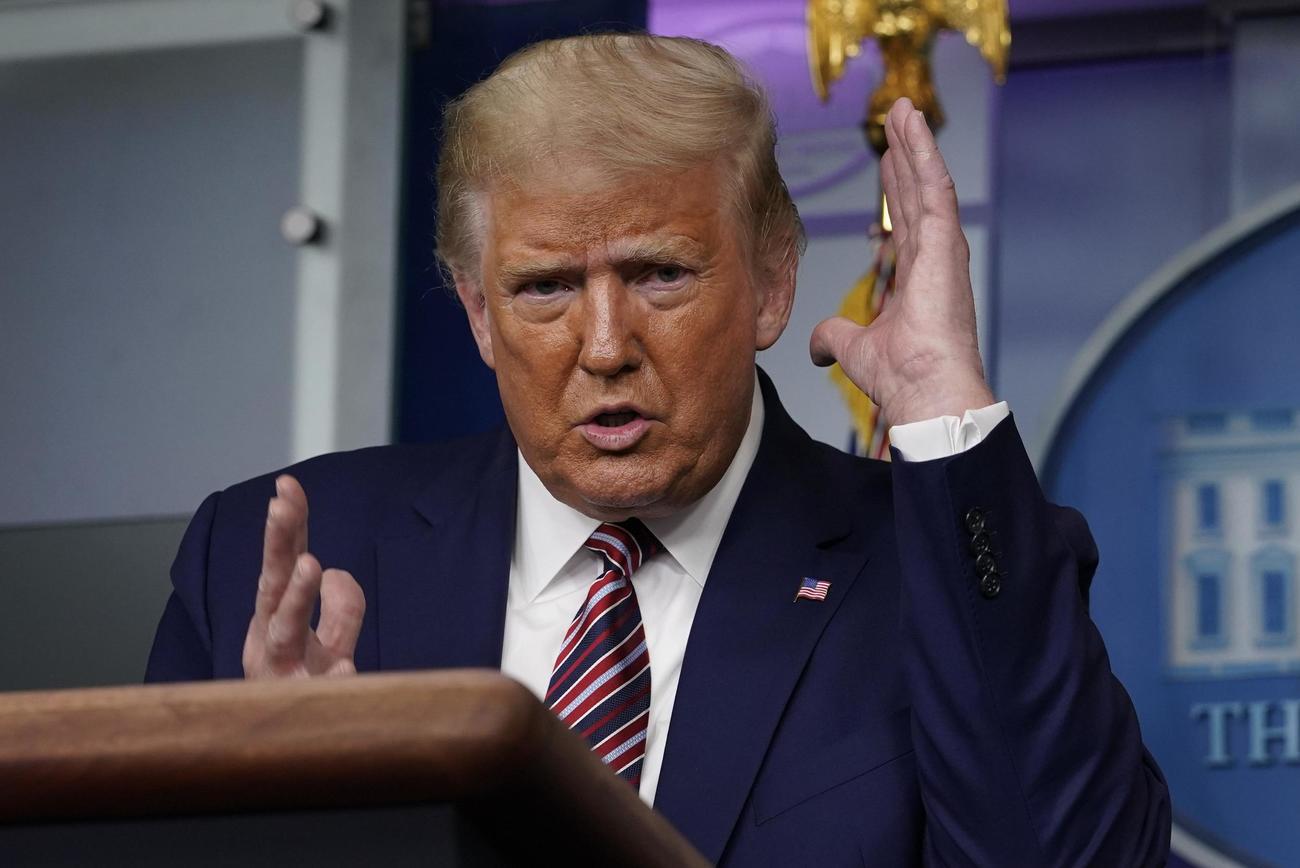 27日、米ホワイトハウスで記者会見するトランプ大統領（AP＝共同）