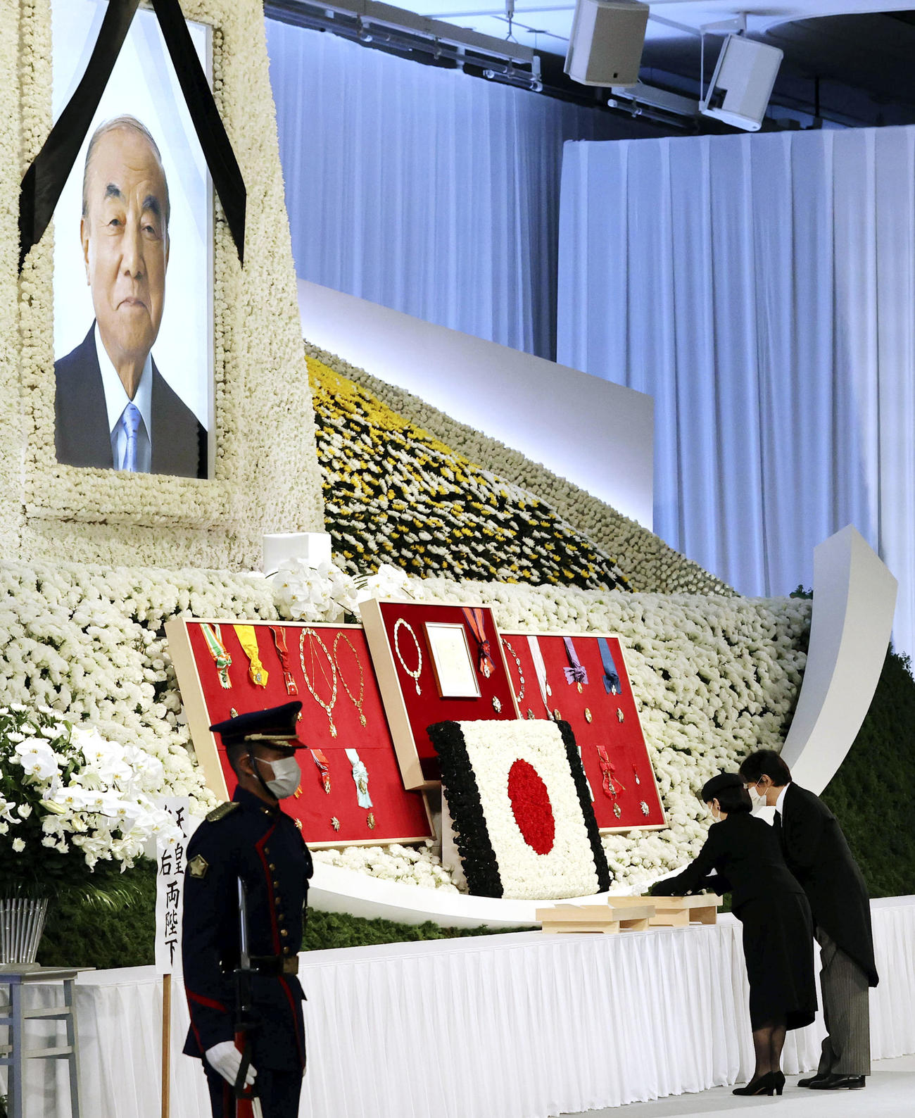 故中曽根元首相の内閣・自民党合同葬で花を供えられる秋篠宮ご夫妻（代表撮影）