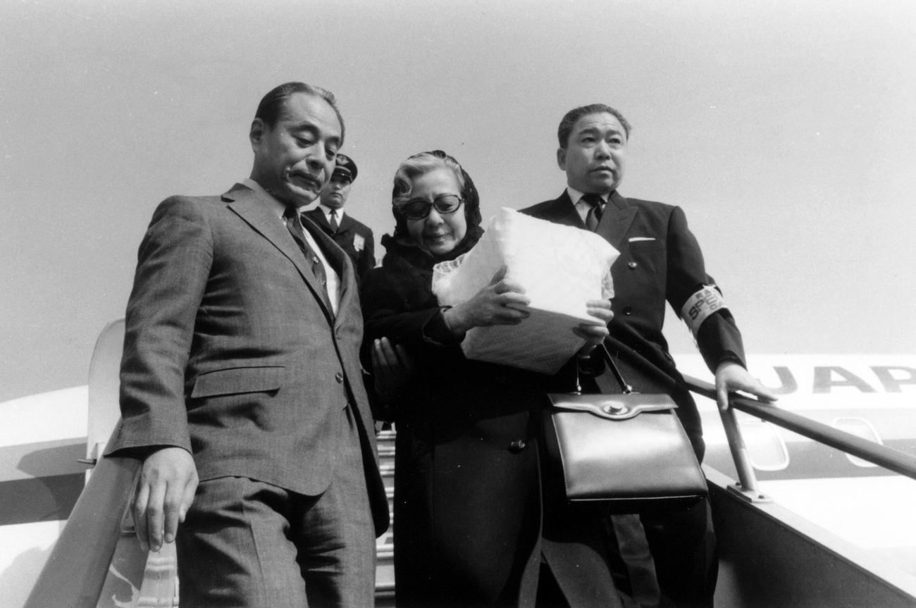 戦時中サハリンの国境を越えソ連に亡命した女優岡田嘉子が34年ぶりに帰国（1972年11月13日撮影）
