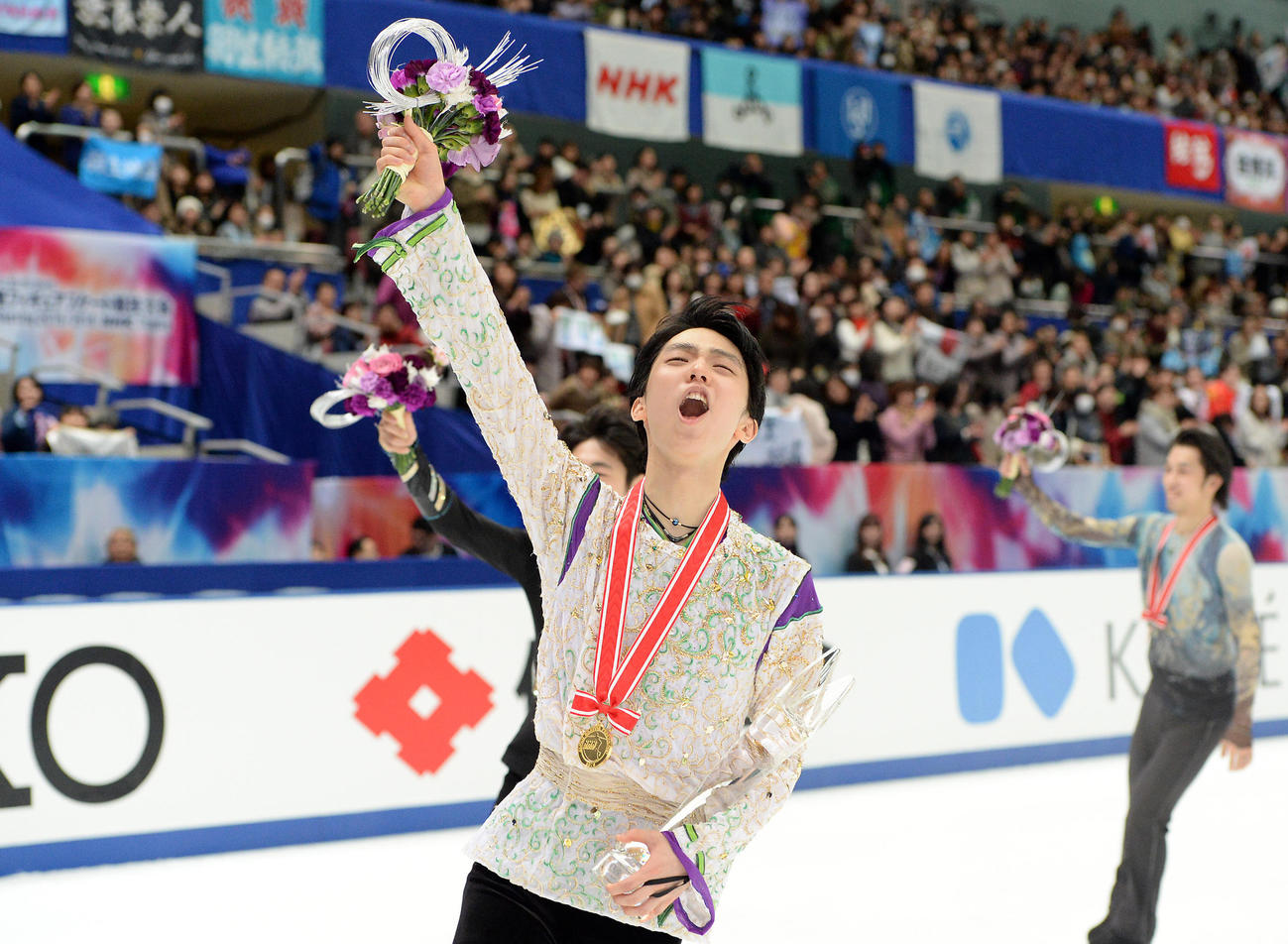 300点超えで優勝した羽生結弦は観客席に向かって「ありがとう！」と絶叫する（2015年11月28日撮影）