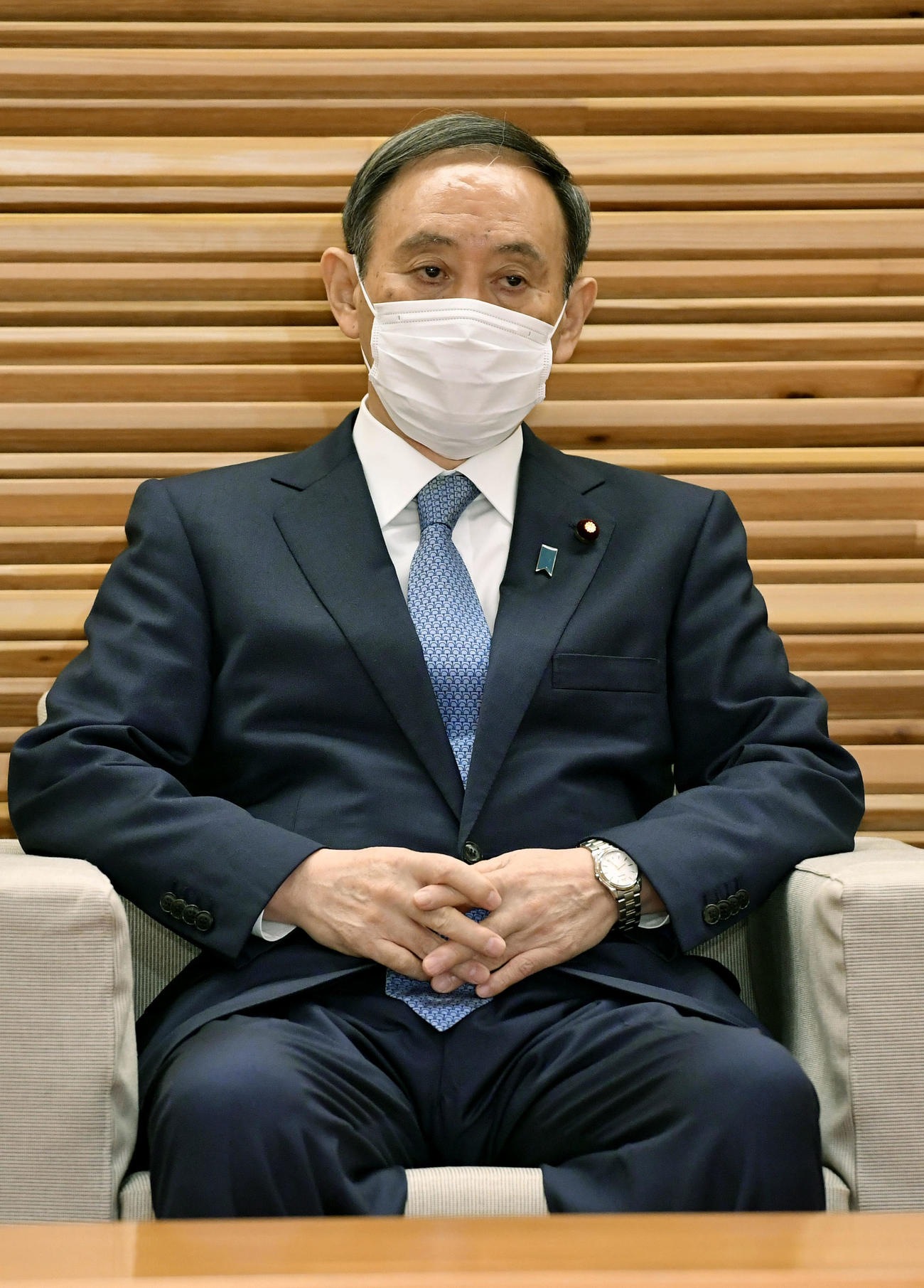 閣議に臨む菅首相（共同）