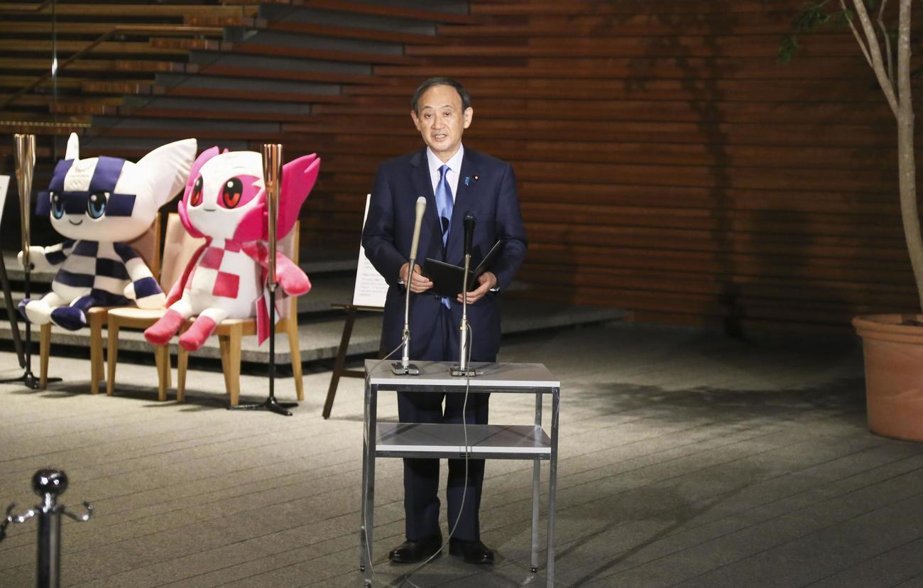 首相官邸で記者団の取材に応じる菅首相。「Go　To　トラベル」の全国一時停止を宣言した当日の大人数会食について反省を表明した（共同）