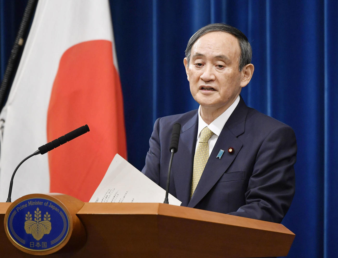 緊急事態宣言に7府県を追加し、記者会見する菅首相（共同）