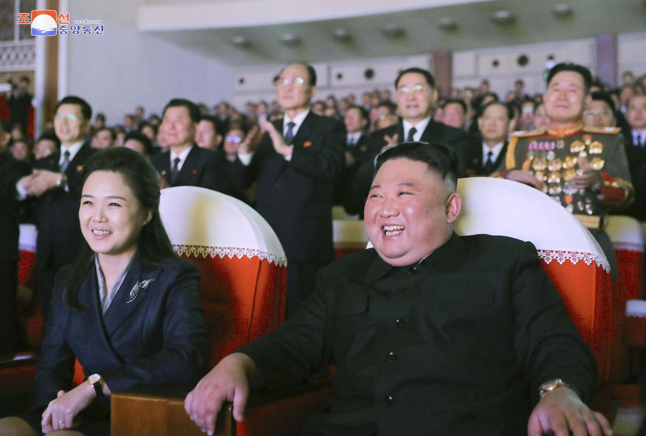 16日、北朝鮮・平壌で公演観覧する金正恩総書記（右）と李雪主夫人（朝鮮中央通信＝共同）