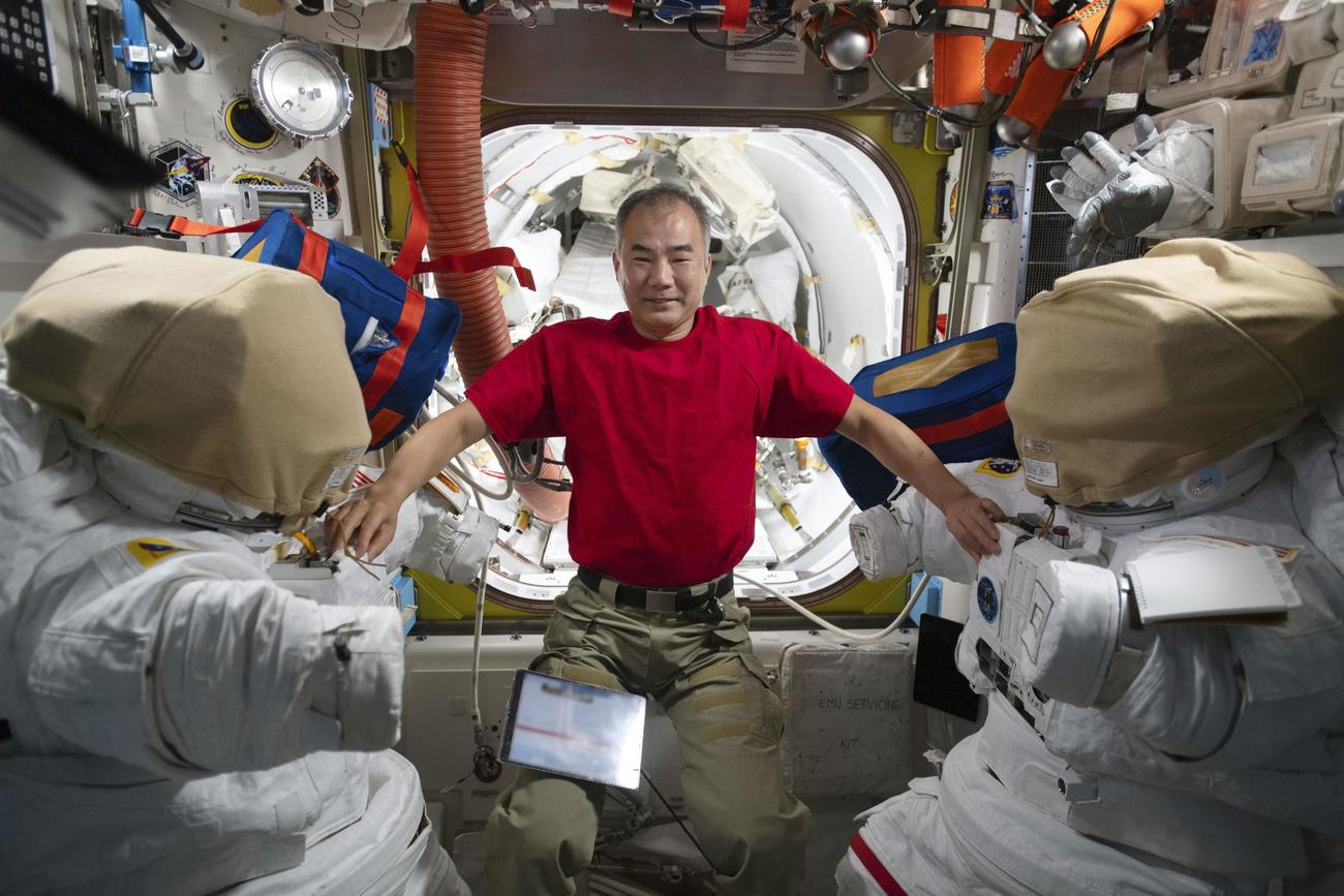 長期滞在中の国際宇宙ステーションで1月、宇宙服と写真に写る野口聡一さん（JAXA／NASA提供）