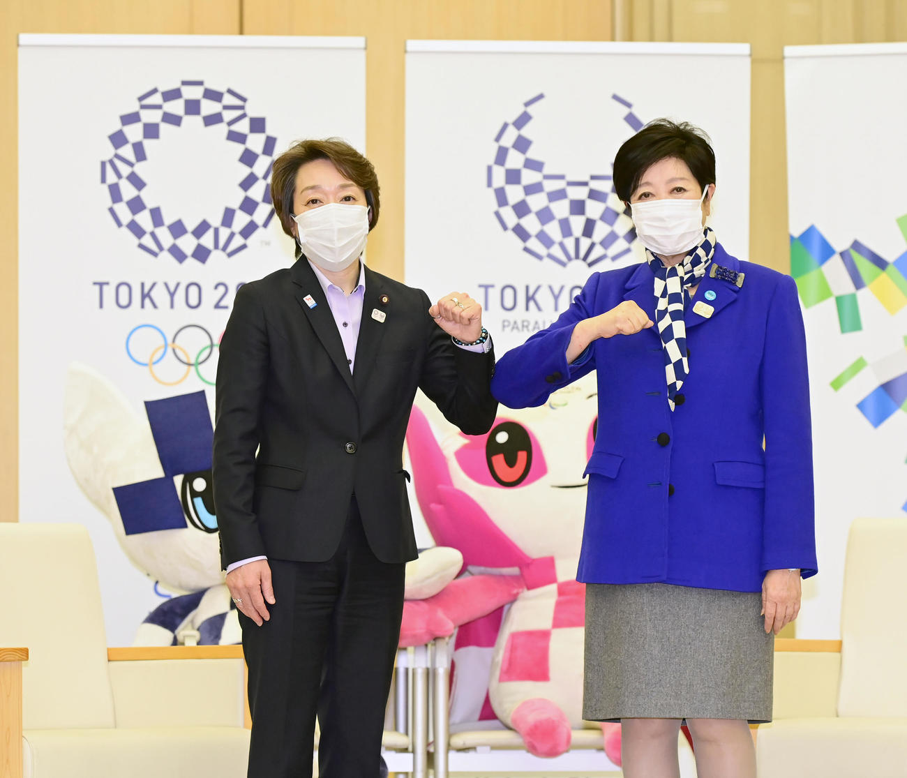 就任あいさつで都庁を訪問した東京五輪・パラリンピック組織委員会の橋本会長（左）は小池都知事と笑顔で肘タッチする（2021年2月19日撮影）