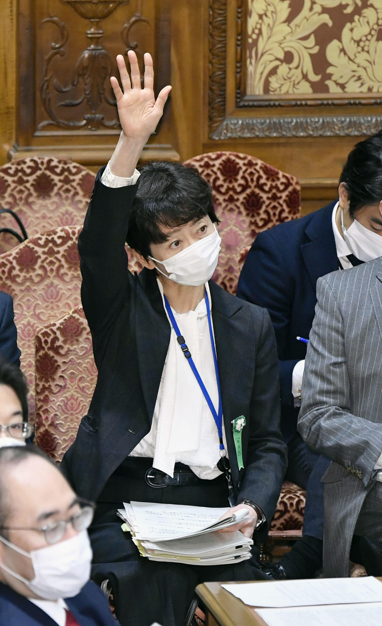 衆院予算委で答弁のために挙手する山田真貴子内閣広報官（共同）