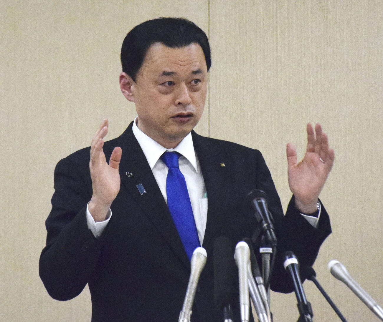 記者会見する島根県の丸山達也知事（共同）