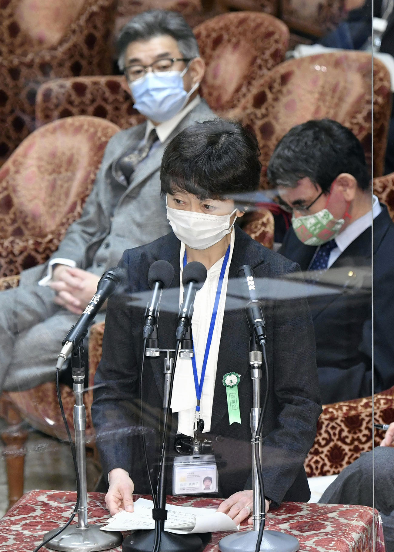衆院予算委で、菅首相の長男から受けた接待問題について答弁する山田真貴子内閣広報官。奥左は武田総務相（共同）