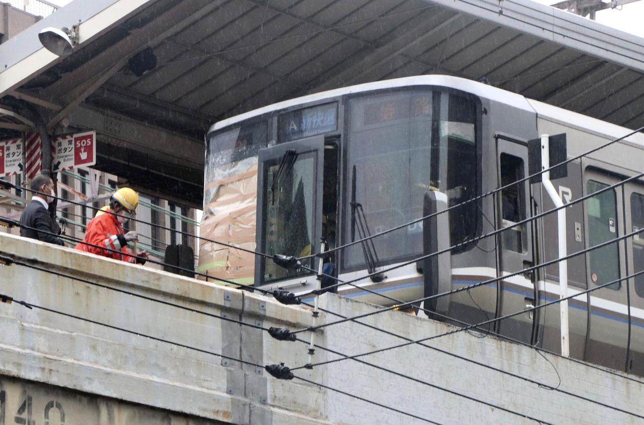JR東海道線元町駅を通過中に人身事故が起きた新快速電車（共同）