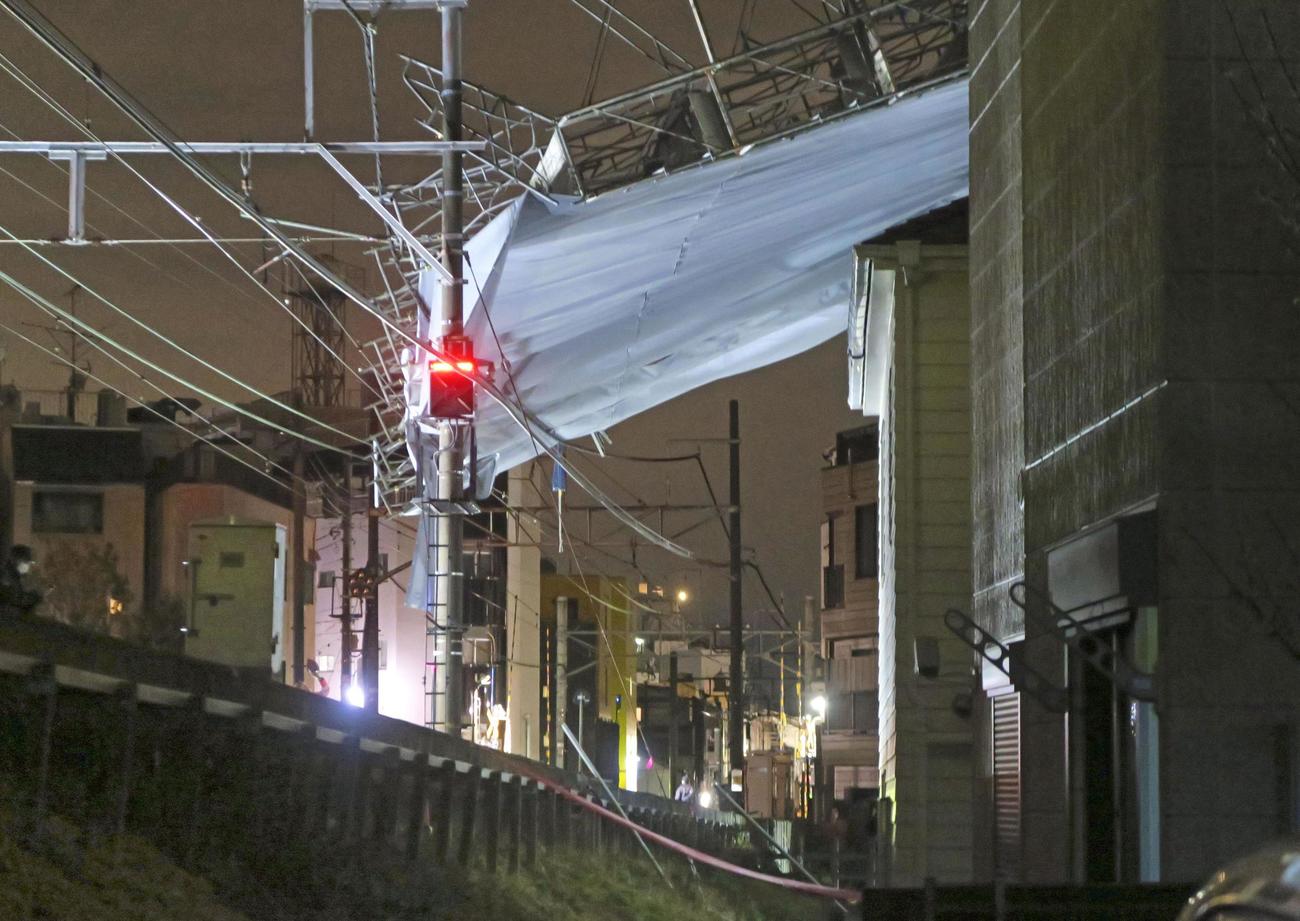 東急東横線・自由が丘―都立大学間の線路脇で倒壊した工事現場の足場＝3日午前0時26分、東京都目黒区（共同）