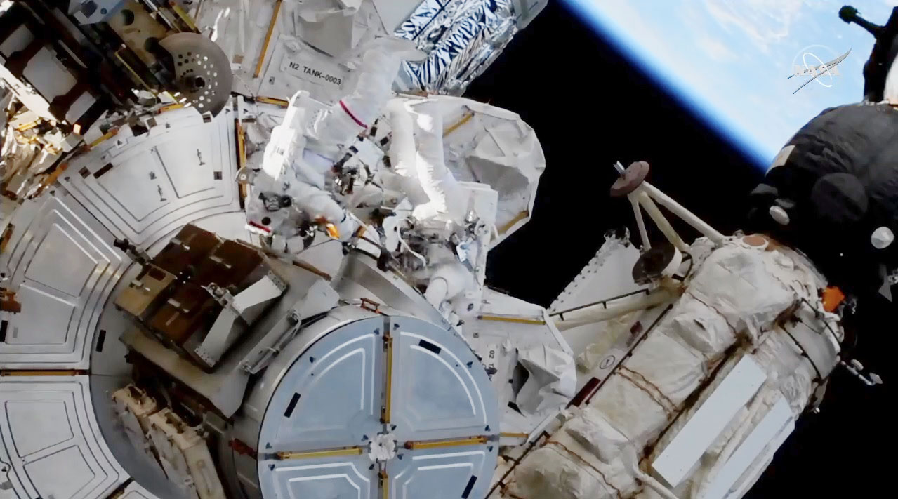 4回目の船外活動のため国際宇宙ステーションを出る野口聡一飛行士（右）ら（NASAテレビから）