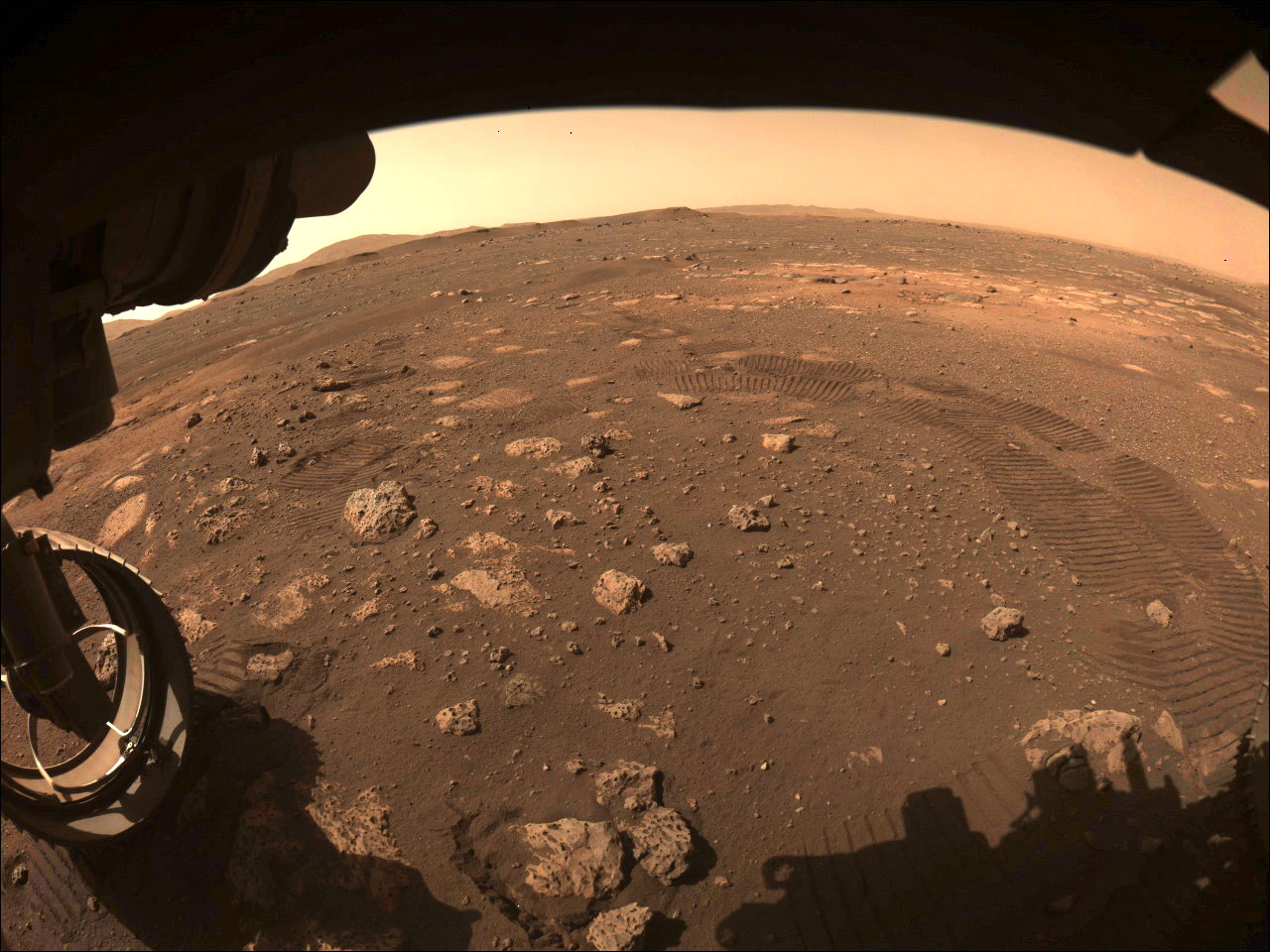探査車パーシビアランスが火星の初走行時に撮影した画像。タイヤの跡が残っている（NASA提供）（共同）