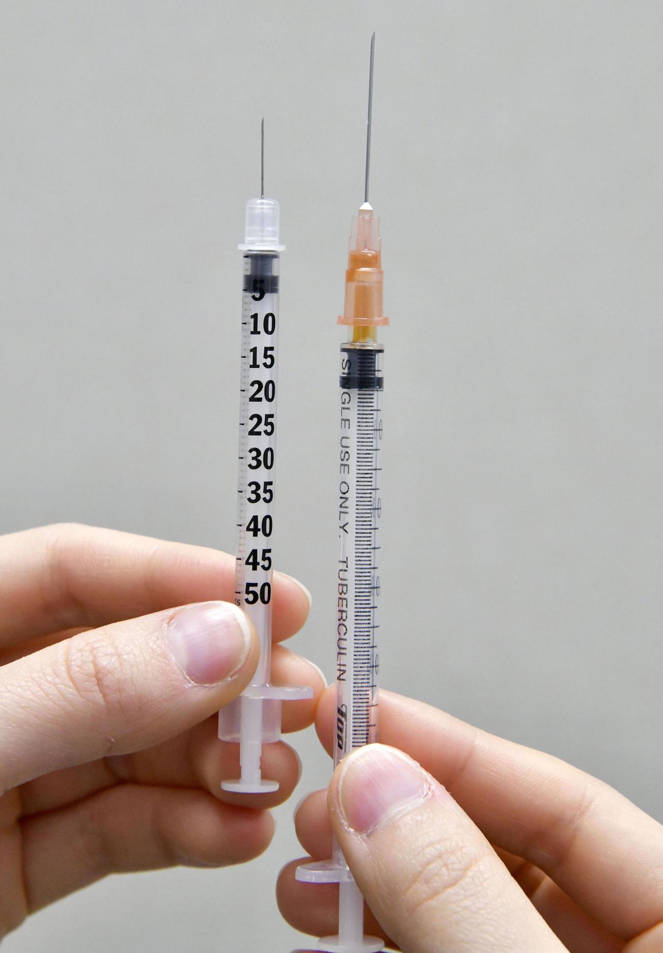 京都府宇治市の宇治徳洲会病院が1瓶で7回の接種が可能と発表したインスリン用注射器（左）と5回しか接種できない注射器（共同）