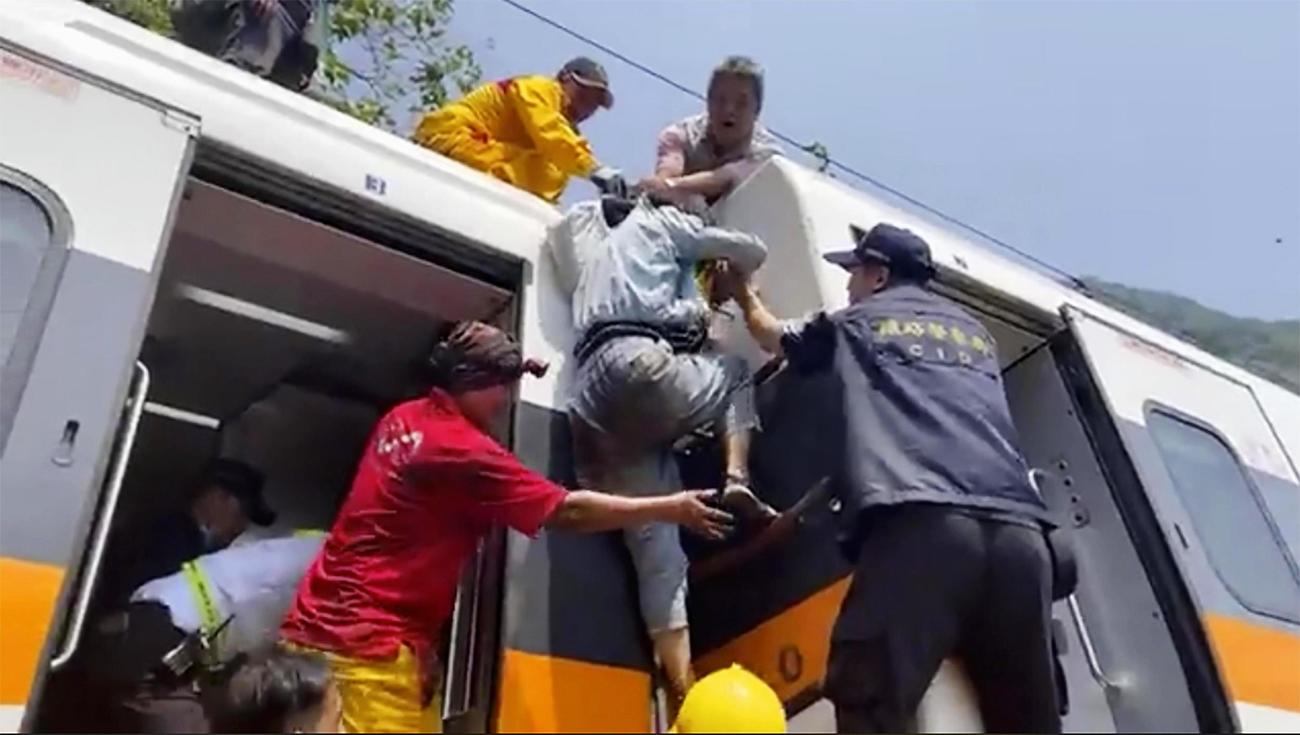 台湾東部・花蓮県で脱線事故を起こした特急列車から救助される人たち（hsnews.com.tw提供・AP＝共同）