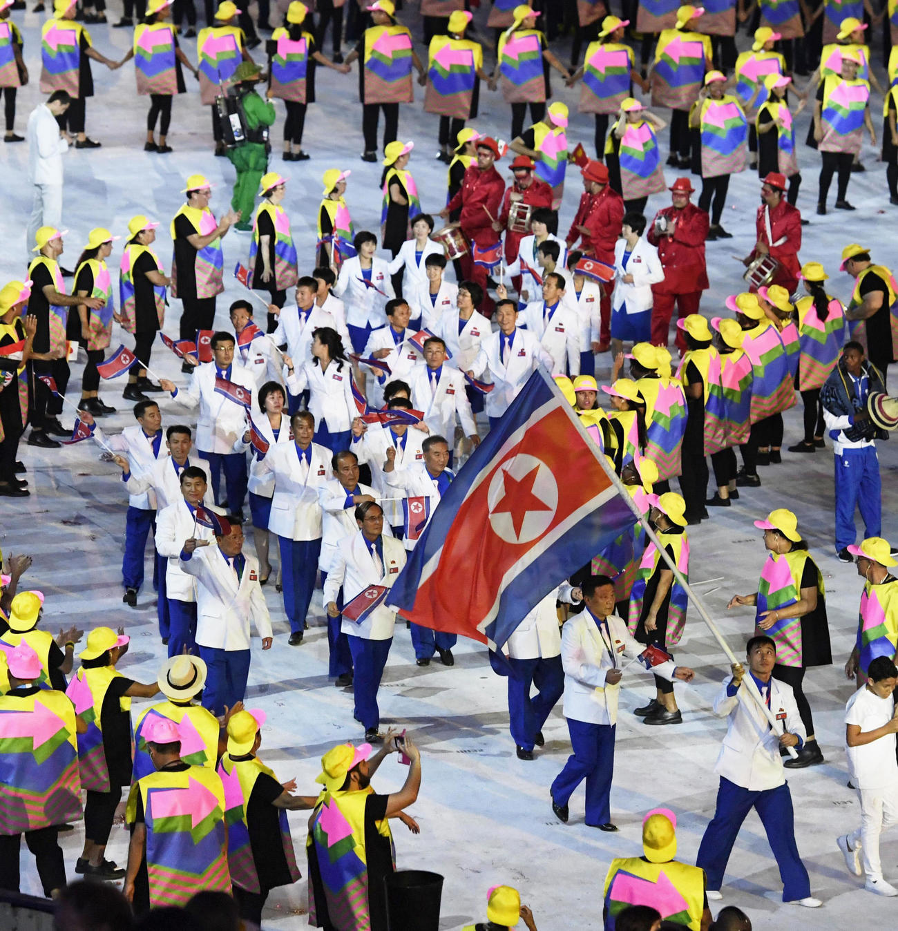 16年8月、リオデジャネイロ五輪開会式で入場行進する北朝鮮選手団（共同）