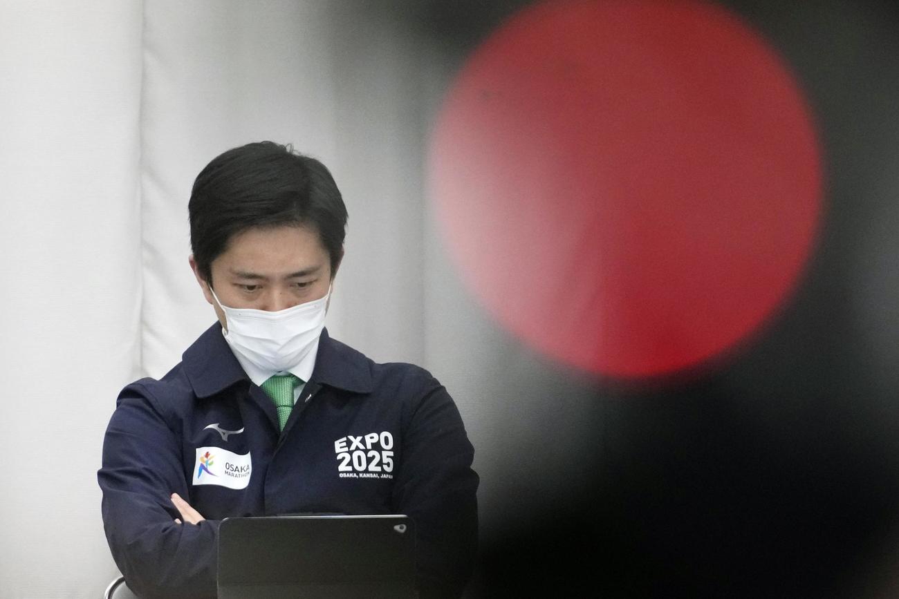 大阪府の新型コロナウイルス対策本部会議で、厳しい表情の吉村洋文知事