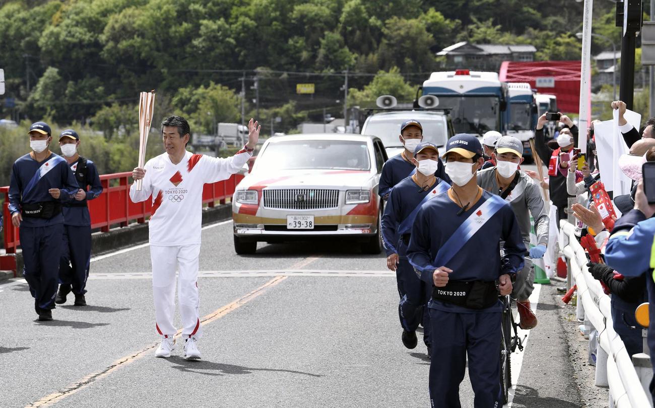 吉野川に架かる「美馬橋」付近を通過する聖火ランナー