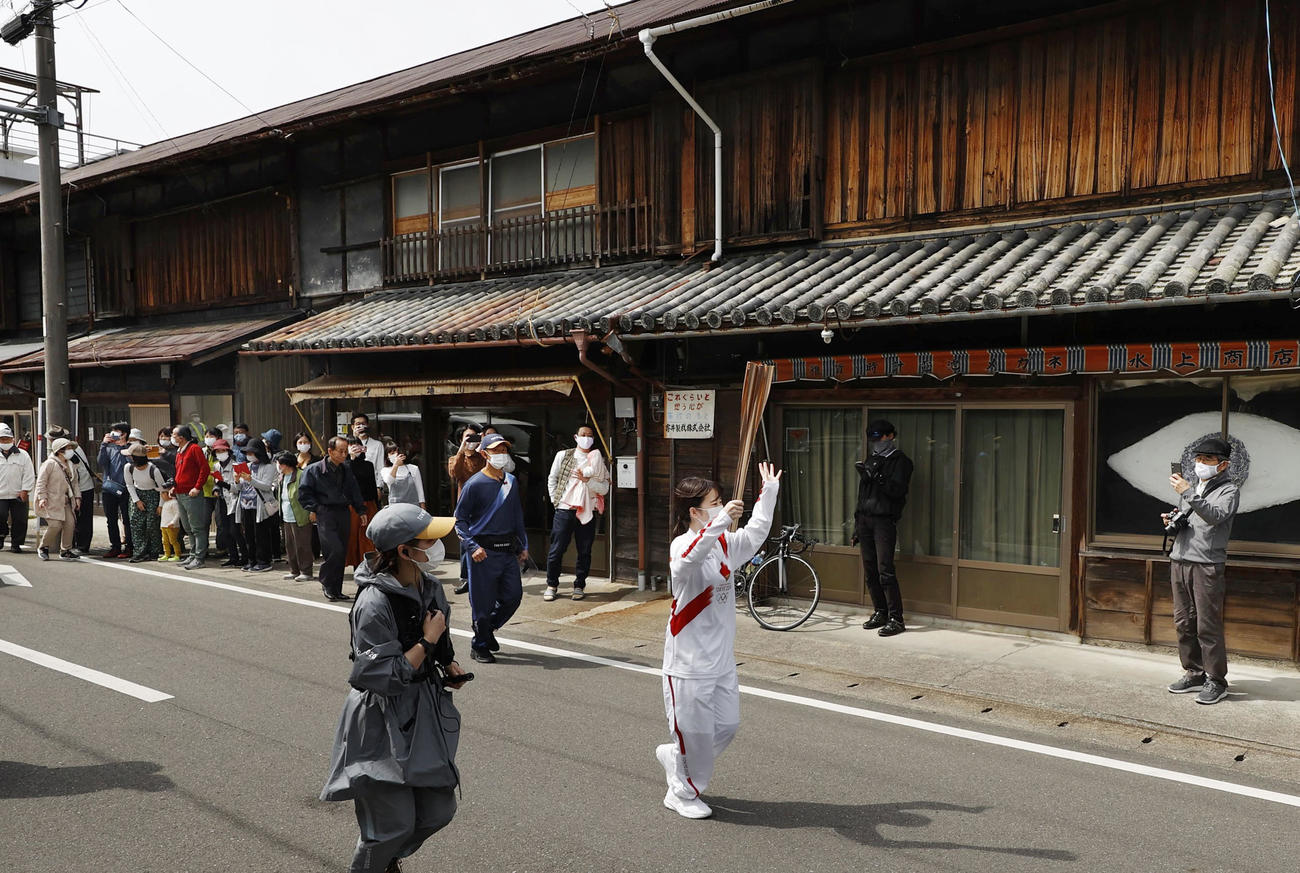 昭和時代前半の町並みが残る徳島県神山町を走る聖火ランナー