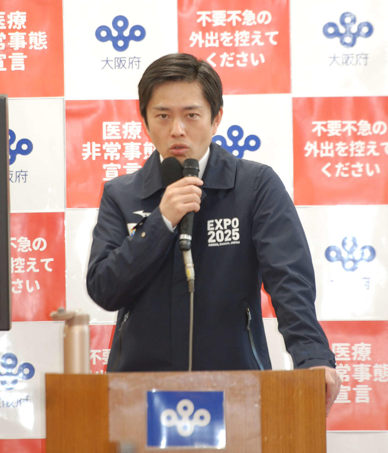 府庁で定例会見する大阪府の吉村洋文知事（撮影・松浦隆司）