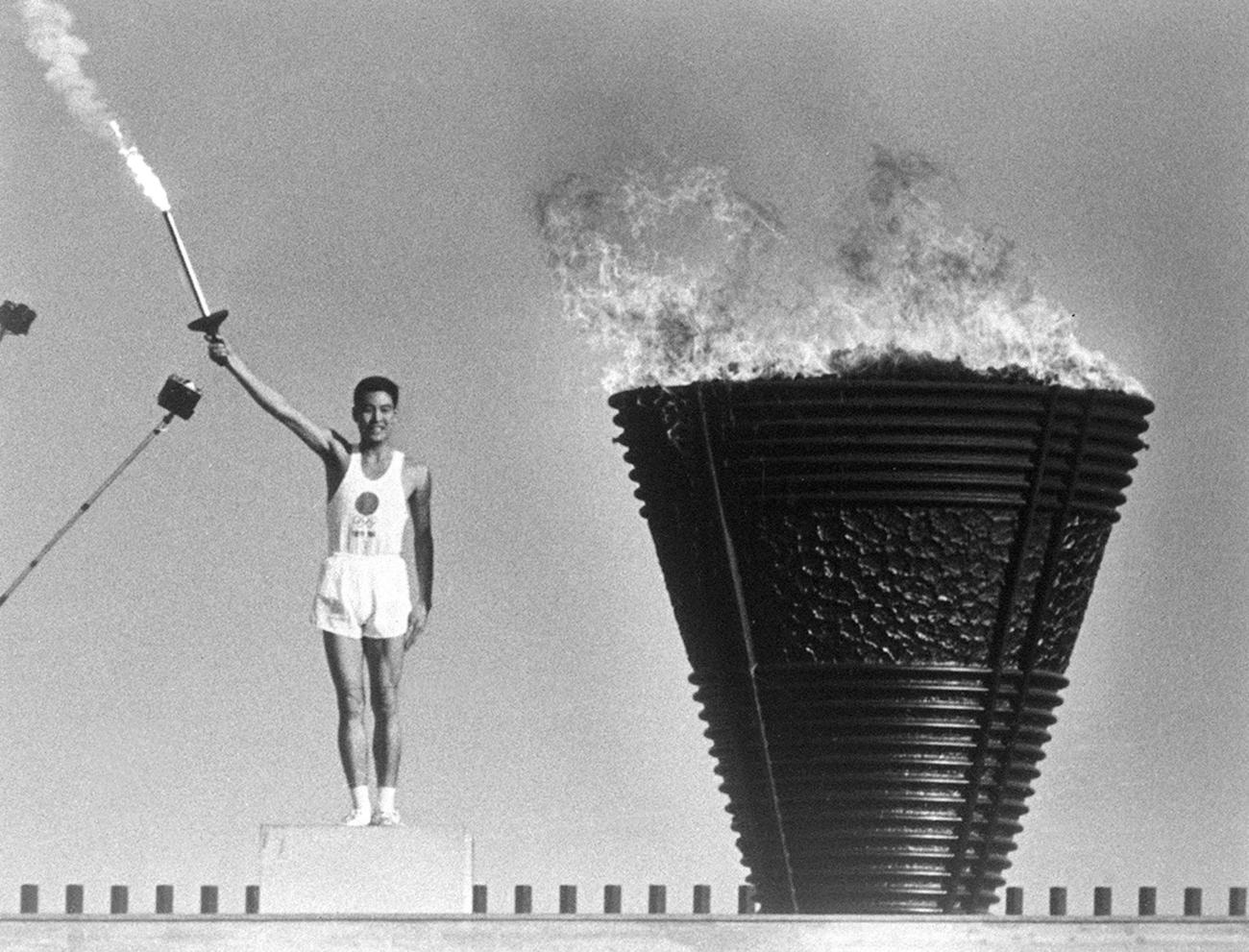 1964年の東京五輪開会式で聖火台に点火した坂井義則さん（共同）
