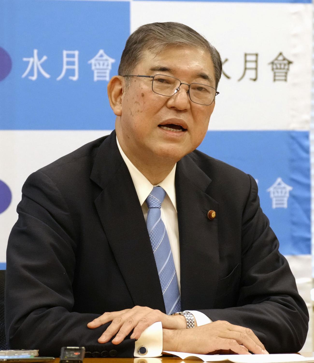 自派閥を「派閥」から「グループ」に変更し、記者会見する自民党の石破茂元幹事長（共同）