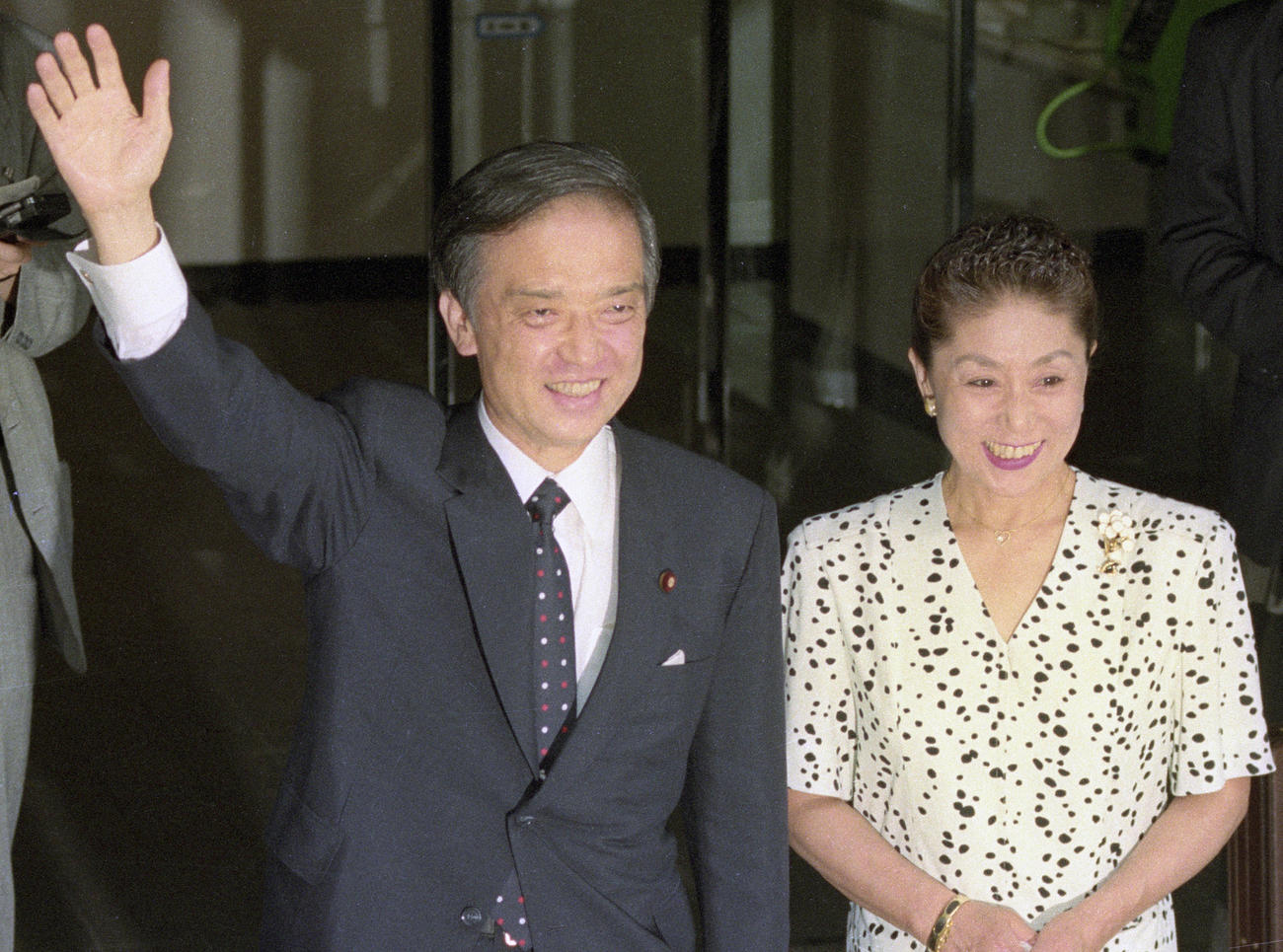 1989年8月、「水玉ネクタイ」姿で笑顔の海部俊樹首相と「水玉スーツ」の幸世夫人（共同）