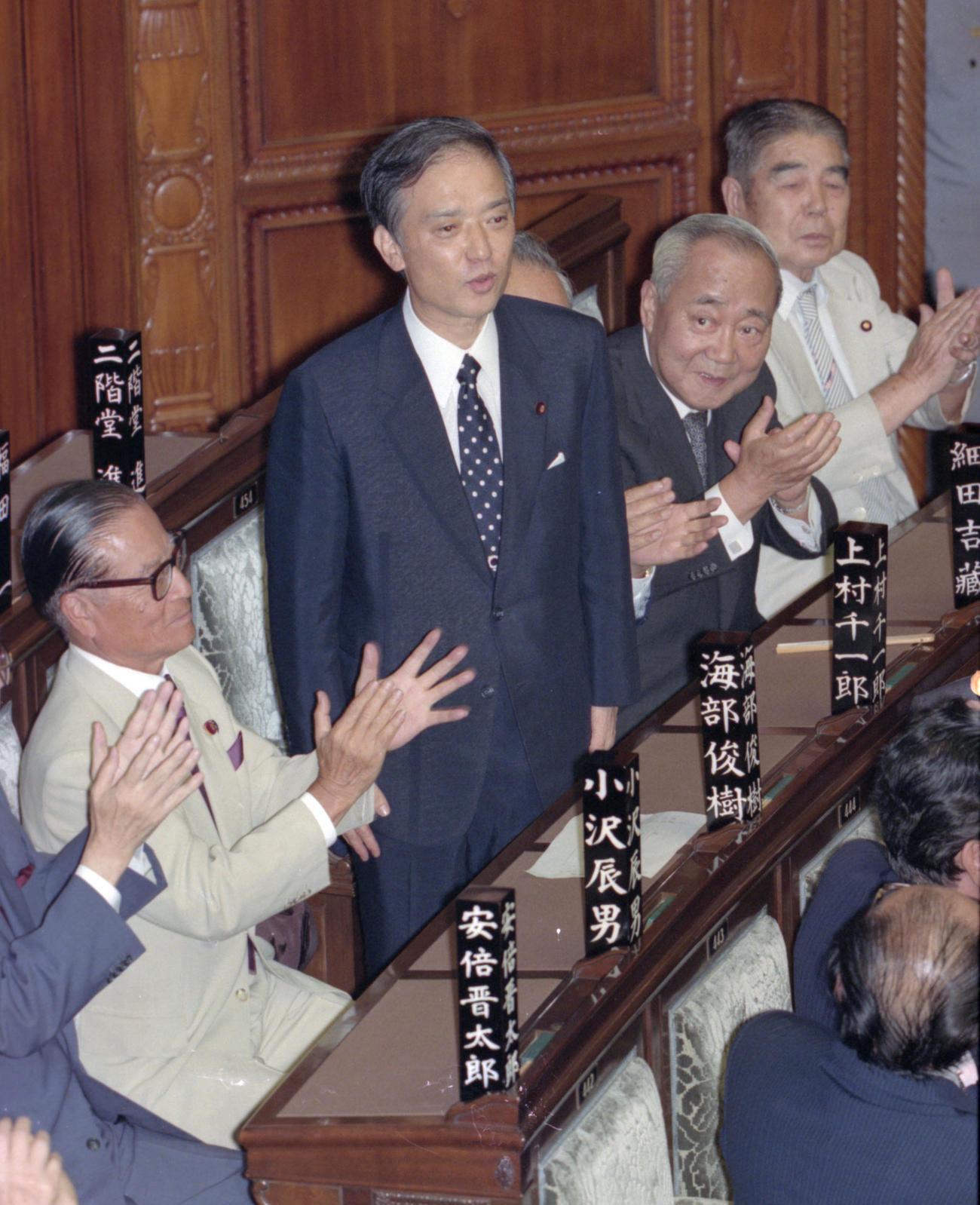 1989年8月、首相に指名され、衆院本会議場で祝福される海部俊樹自民党総裁（中央）（共同）
