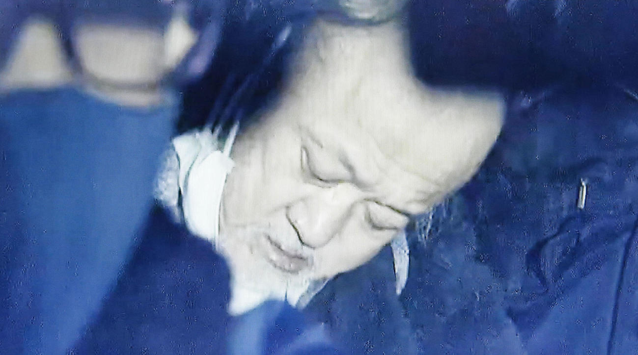 立てこもり事件で身柄を確保された男＝28日午前（フジテレビ提供＝共同）