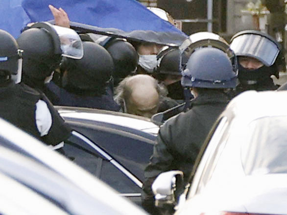 埼玉県ふじみ野市の立てこもり事件で、身柄を確保された男（中央）（共同）