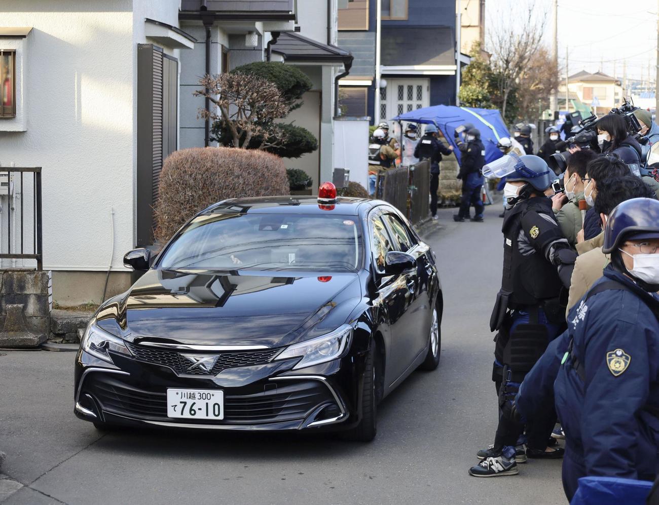 立てこもり事件の容疑者の男を乗せたとみられる警察車両（共同）