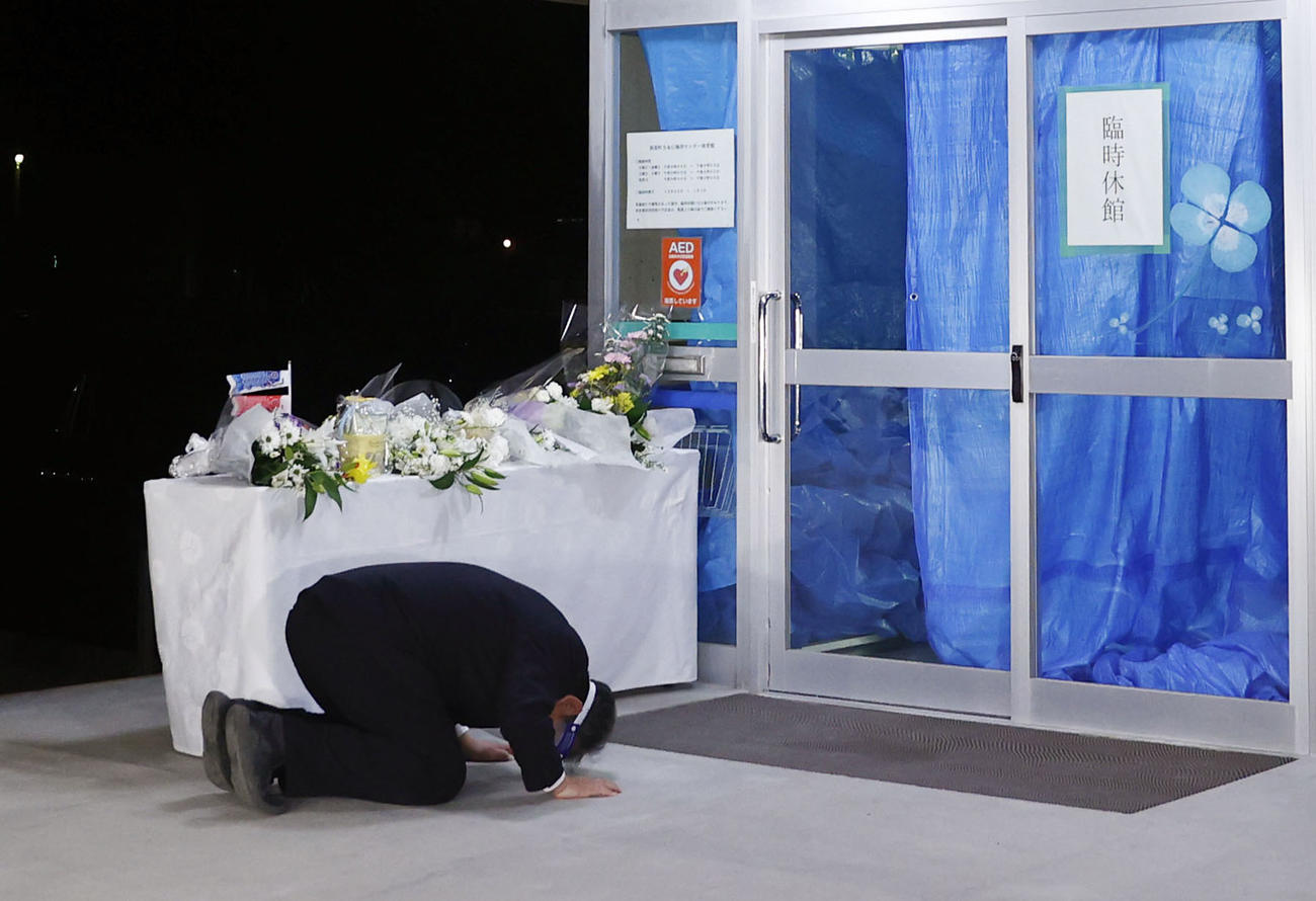 観光船事故犠牲者の遺体が安置された施設前で土下座する、「知床遊覧船」の桂田精一社長（共同）