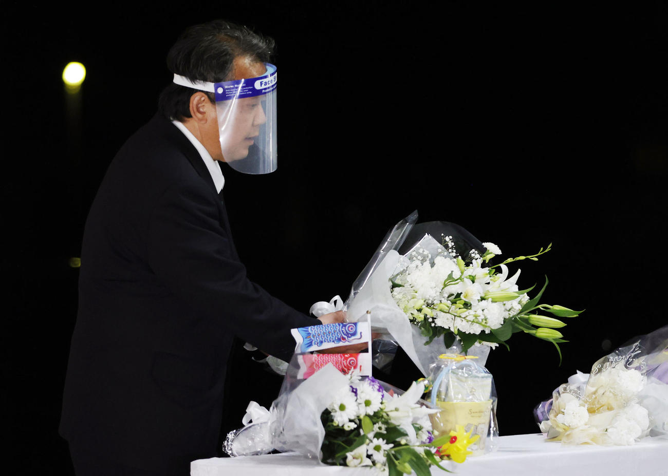 観光船事故犠牲者の遺体が安置された施設前に献花する「知床遊覧船」の桂田精一社長（共同）