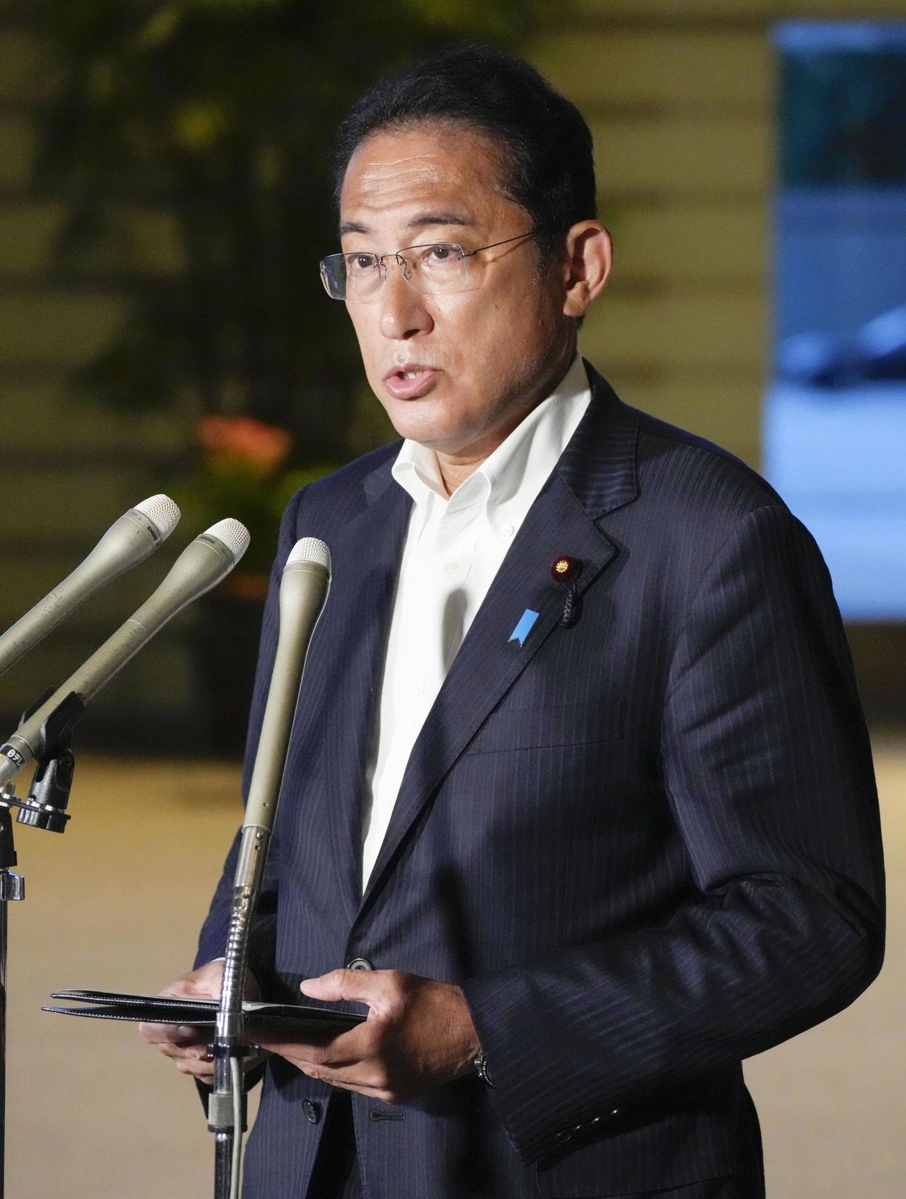 安倍元首相の死亡を受け、取材に応じる岸田首相（共同）