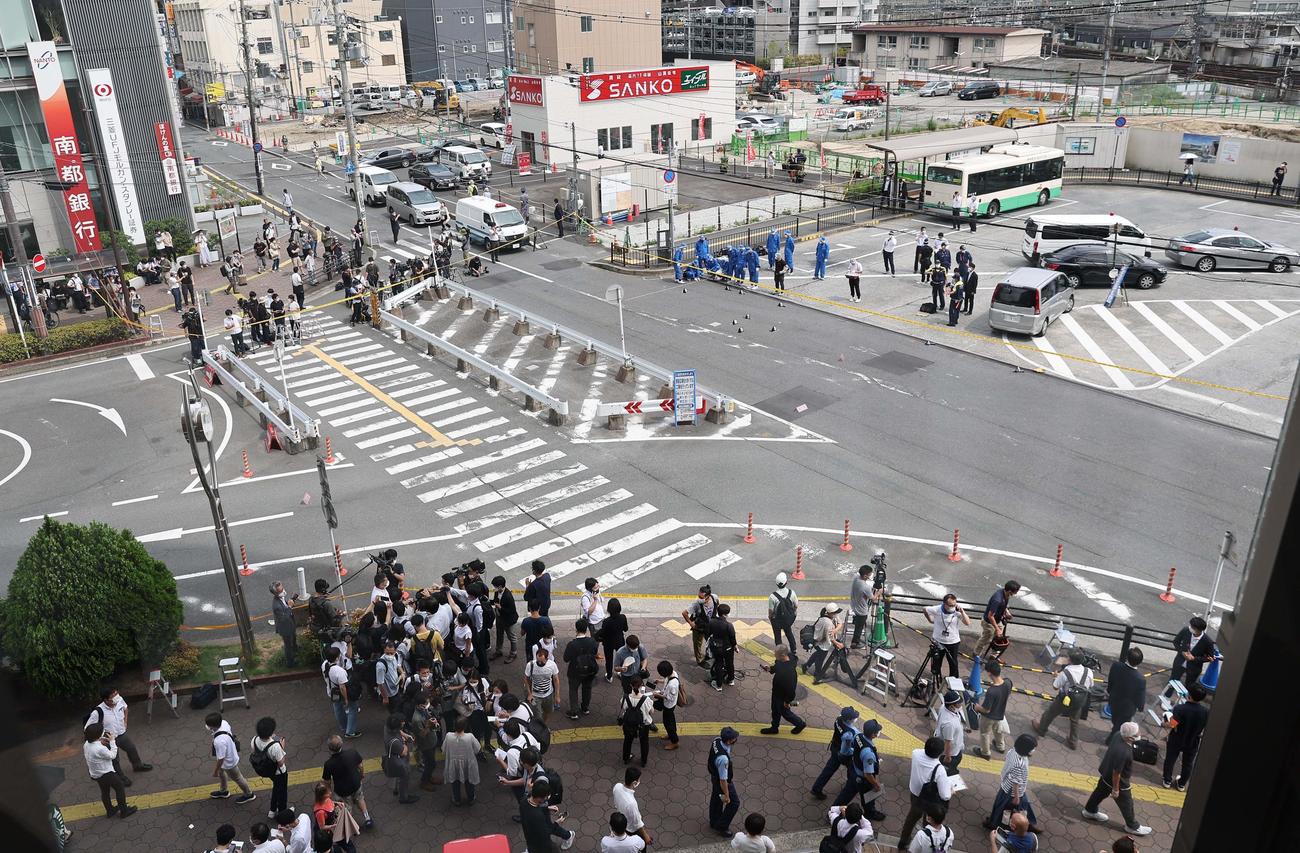 安部元首相が撃たれたとみられる近鉄西大寺駅前（2022年7月8日撮影）