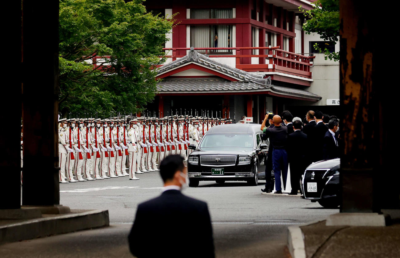 儀仗（ぎじょう）隊や関係者に見送られ、安倍晋三元首相のひつぎを乗せて増上寺を出発する霊きゅう車。助手席は昭恵夫人（撮影・野上伸悟）